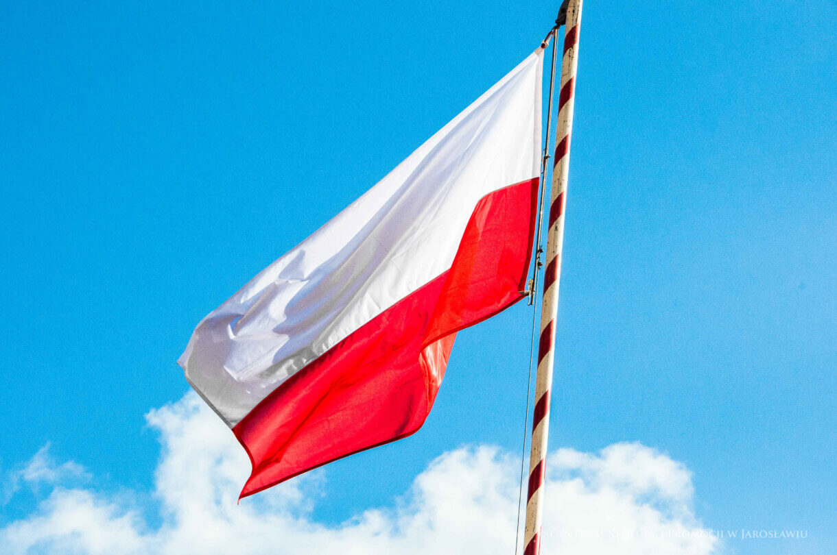 Flaga Polski powiewająca na wietrze