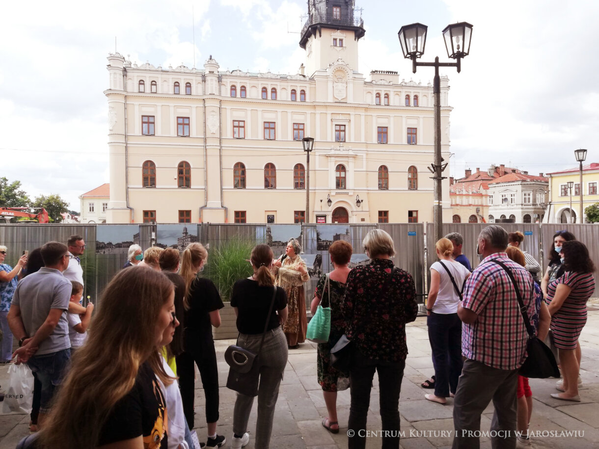 Grupa ludzi rozpoczynająca spacerek szlakiem wielokulturowym