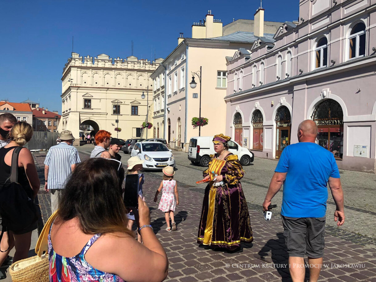 Grupa zwiedzających przy hali targowej