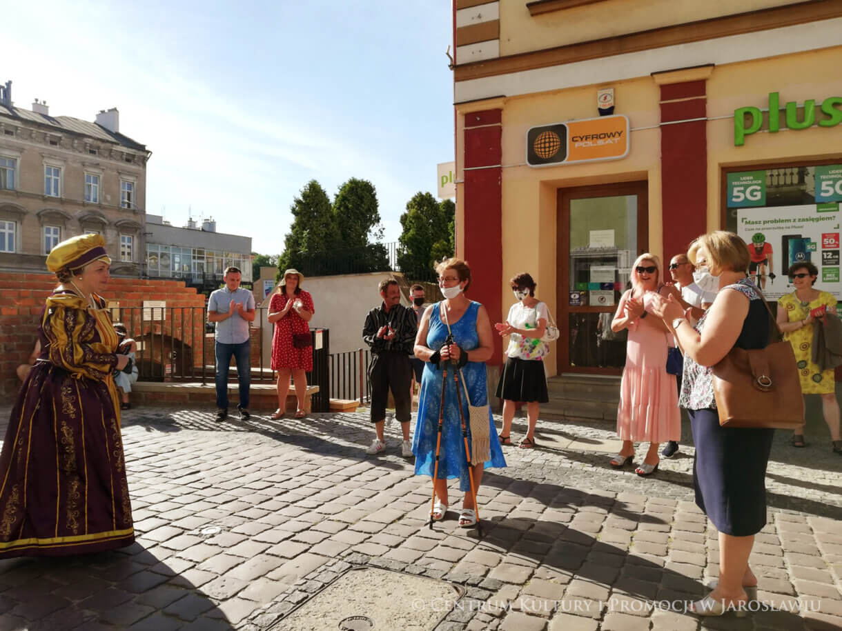 Grupa zwiedzających przy Bramie Krakowieskiej