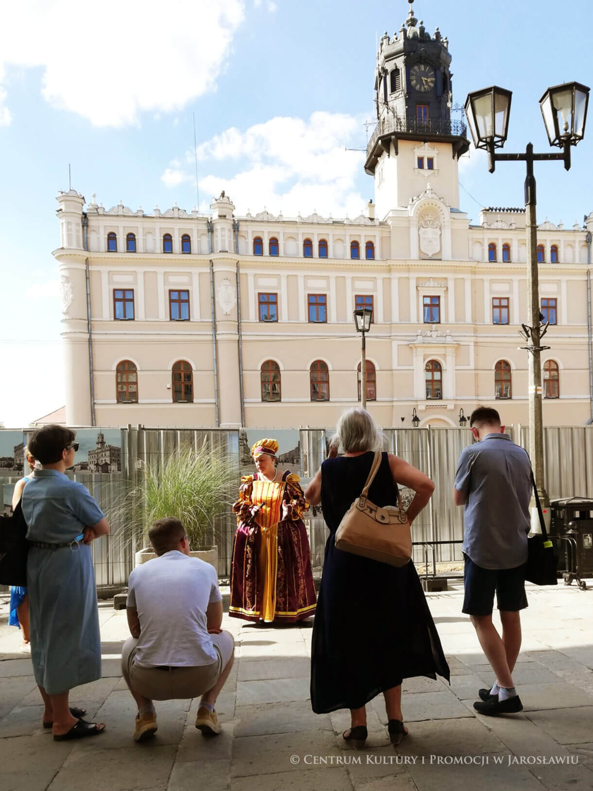 Przewodnik - Joanna Płocica, z grupą ludzi
