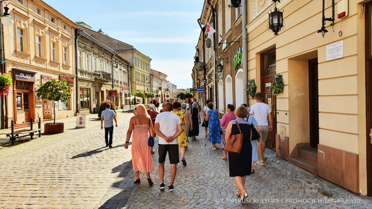 Grupa zwiedzających na ulicy Grodzkiej
