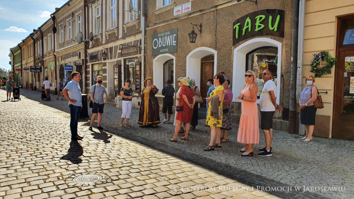 Grupa zwiedzających przy kamienicy Grodzka 6