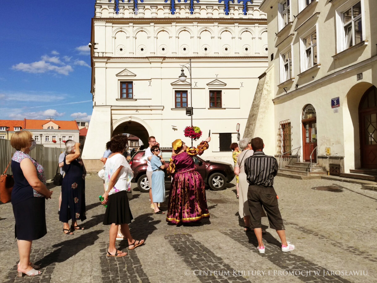 Grupa zwiedzających przy kamienicy Rynek 3