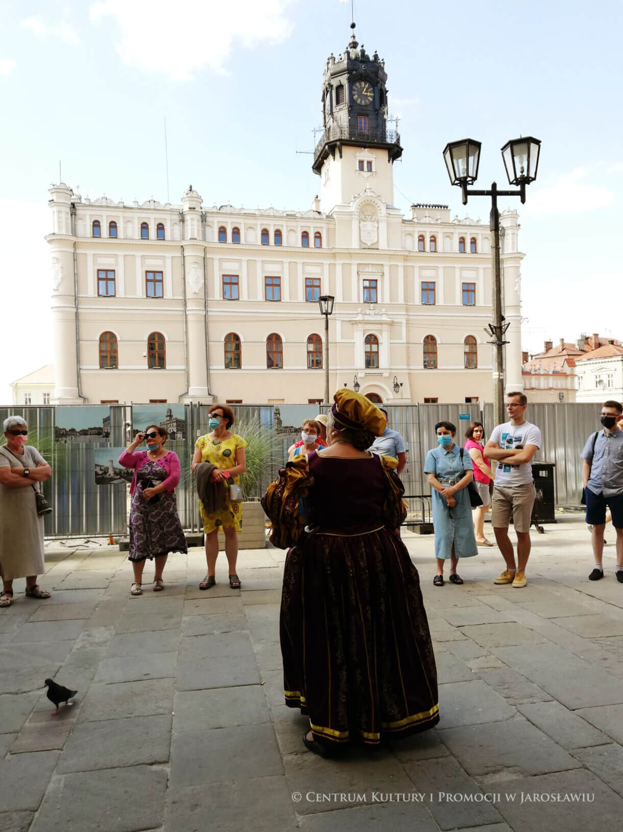 Przewodnik - Joanna Płocica, z grupą ludzi