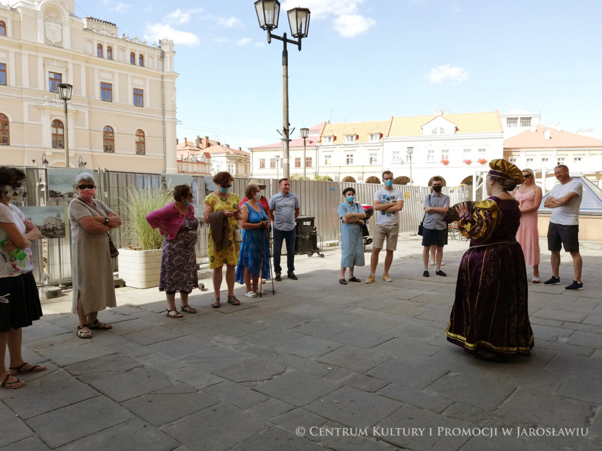 Grupa ludzi rozpoczynająca spacerek szlakiem kupieckim