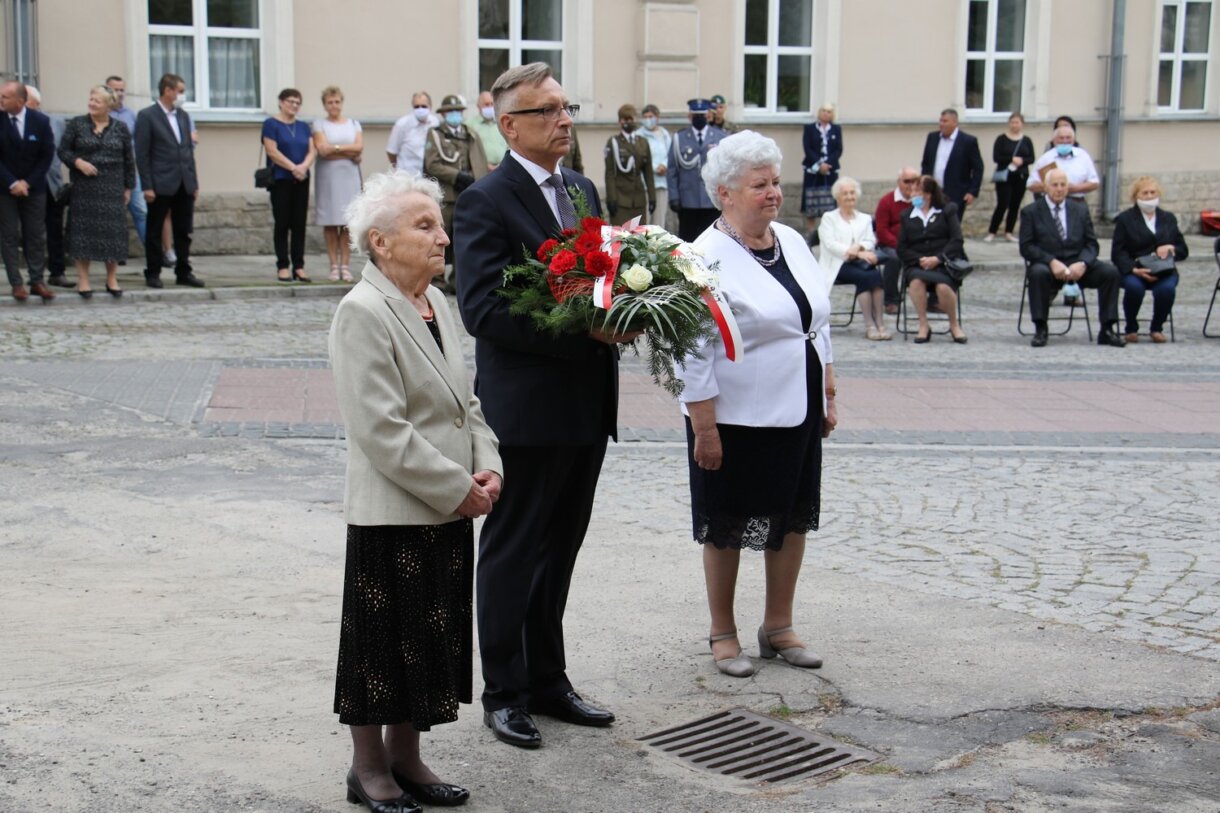 przedstawiciele Sybiraków składają pamiątkowe wiązanki kwiatów