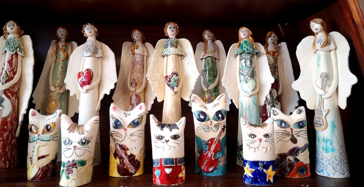 anioły i koty ceramiczne autorstwa Damiana Waliczka