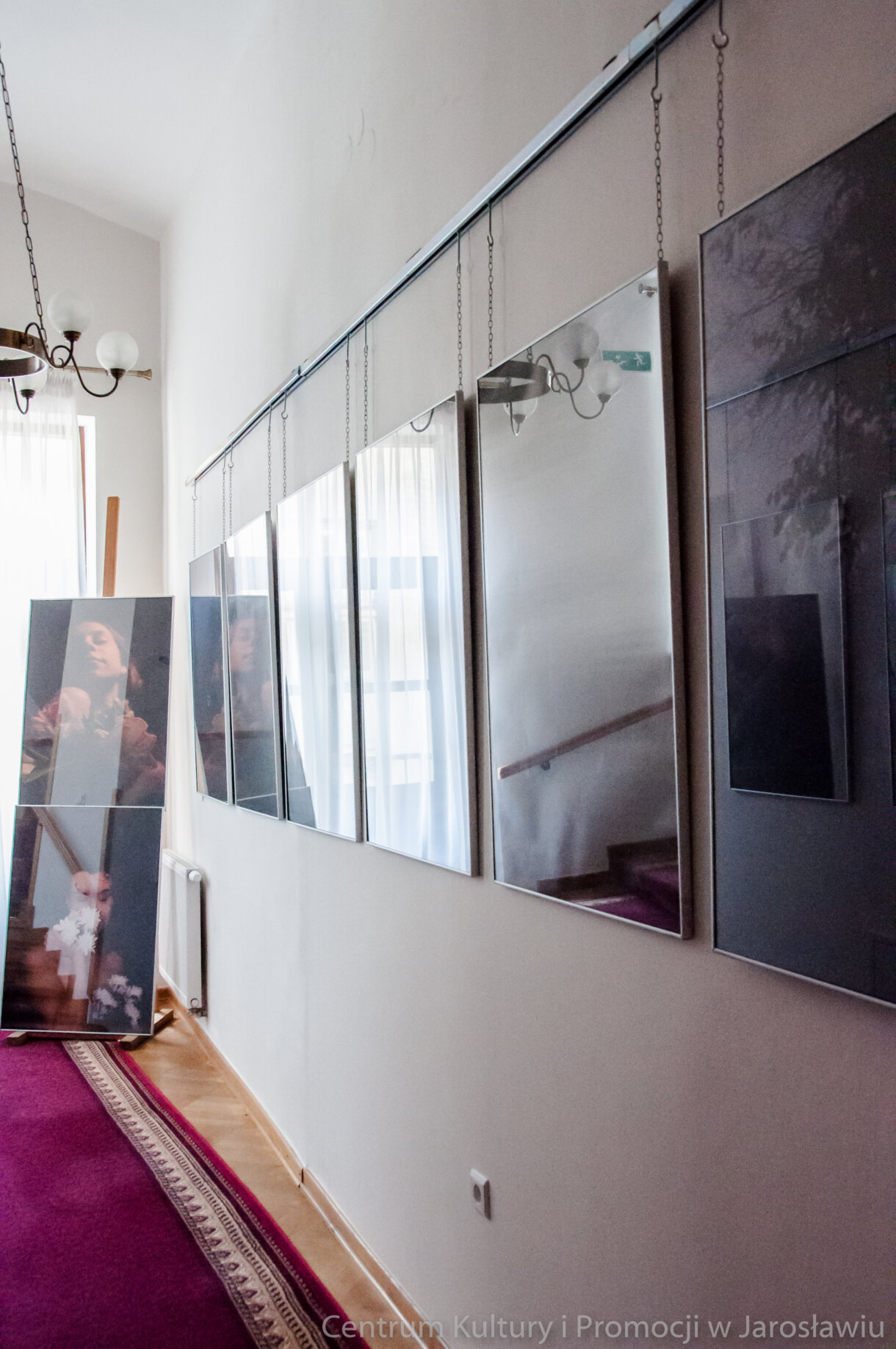 fotografie w aluramach, widok z na korytarz Galerii Debiutów