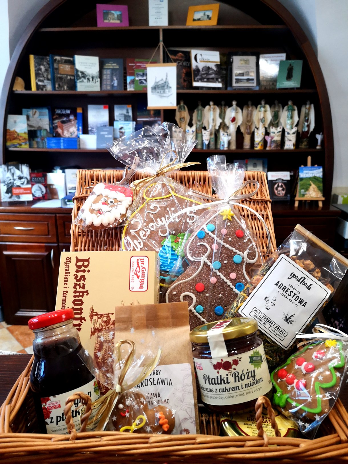 Skarby z Jarosławia biszkopty małe – 5 zł biszkopty duże – 13 zł miody – 20 zł syropy, konfitury z płatków róż i płatki róż ucierane – 25 zł pierniki świąteczne – 5 – 25 zł kawy – 17 zł
