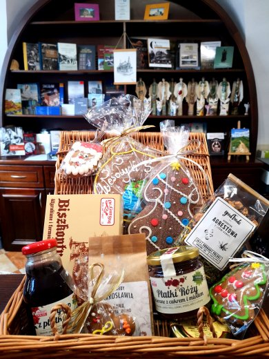 Skarby z Jarosławia biszkopty małe – 5 zł biszkopty duże – 13 zł miody – 20 zł syropy, konfitury z płatków róż i płatki róż ucierane – 25 zł pierniki świąteczne – 5 – 25 zł kawy – 17 zł