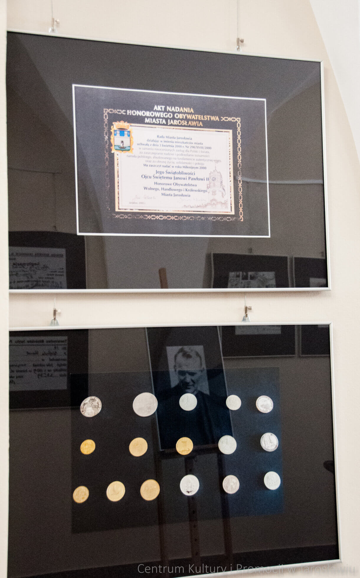 akt nadania honorowego obywatelstwa Janowi Pawłowi II, niżej monety