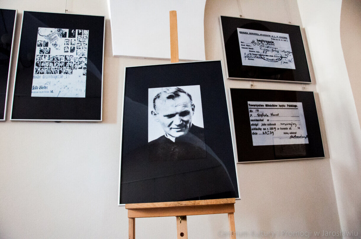 u dołu na sztaludze, zdjęcie młodego Karola Wojtyły, u góry fotografie oraz legitymacje