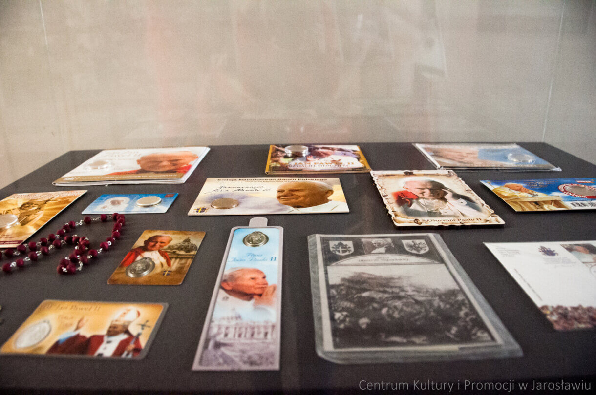 pamiątkowe zakładki z wizerunkiem św. Jana Pawła II oraz różaniec