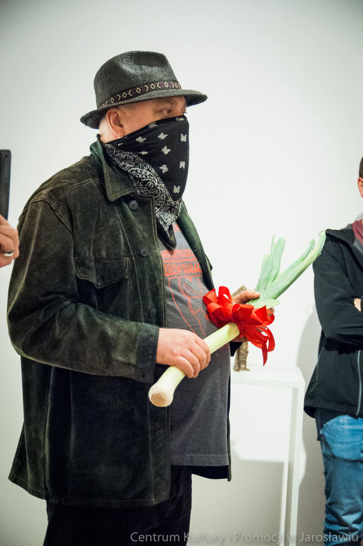 Mirosław Kowalczuk przyjaciel artysty z porem w ręku