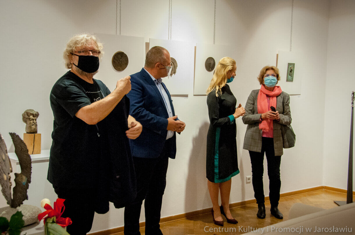 Wiesław Jelonej, Dyrektor Tomasz Wywrót, Kurator wystawy i zona artysty podczas otwarcia wernisażu