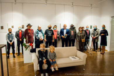 Precyzja i finezja Wiesława Jelonka grupowe zdjęcie pamiątkowe uczestników wystawy