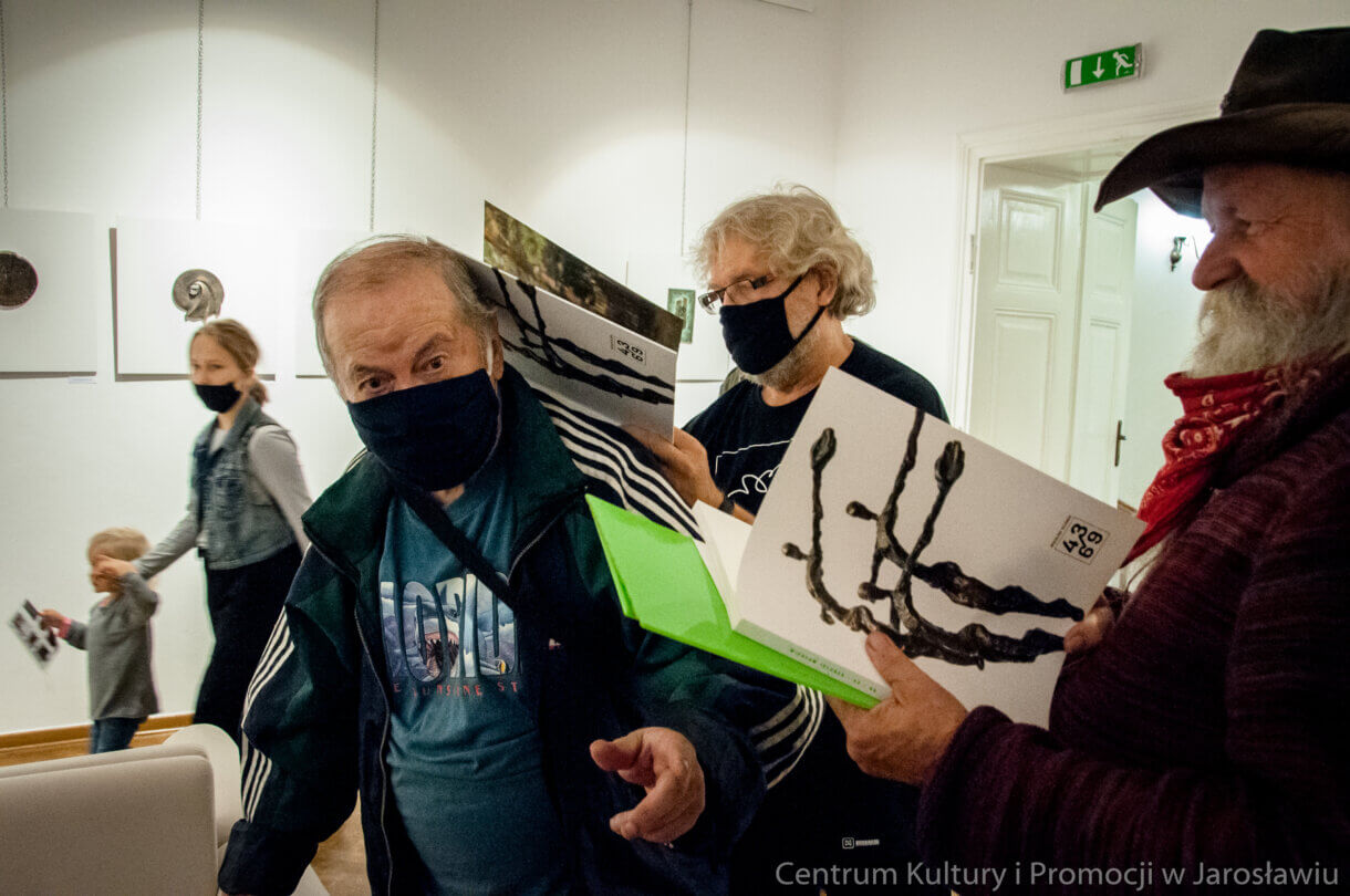 Artysta podpisuje pamiątkowy katalog