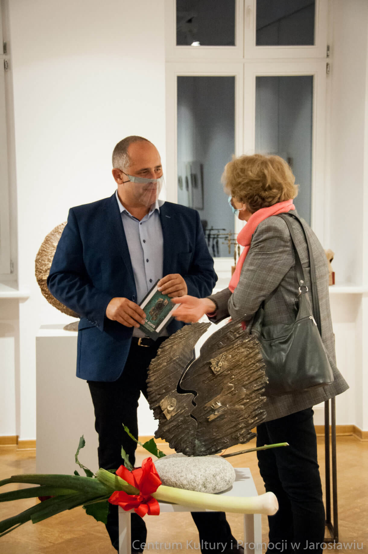 Dyrektor CKiP podczas rozmowy z zoną artysty