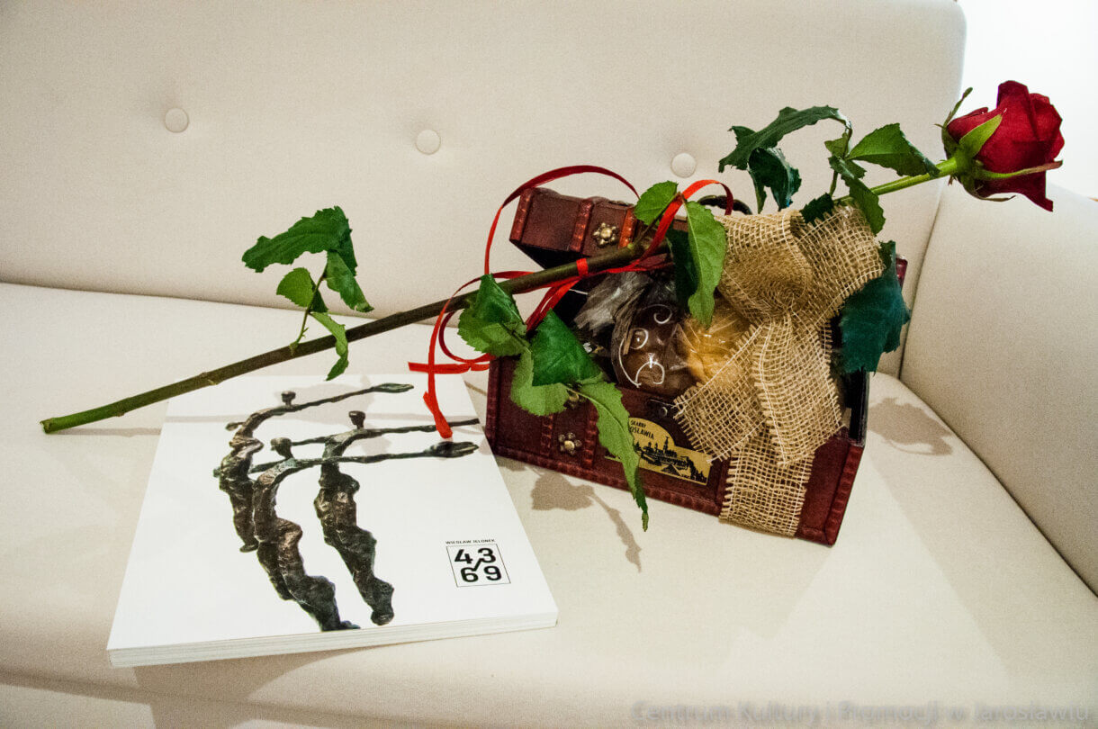 pamiątkowy kuferek oraz róża