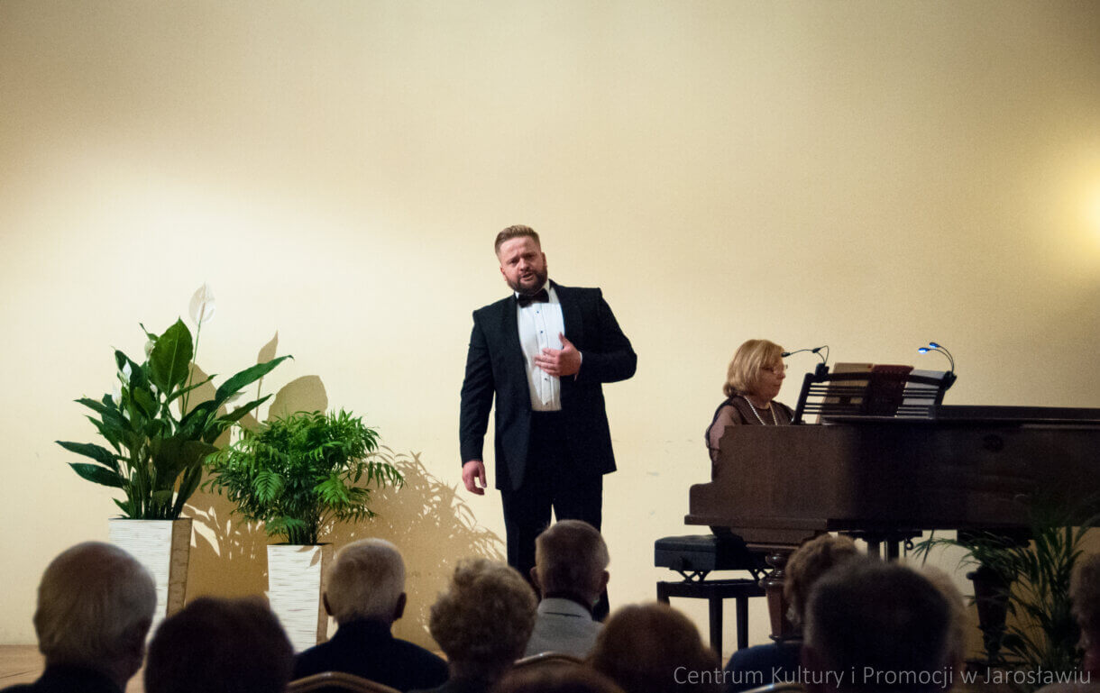 tenor podczas występu na scenie