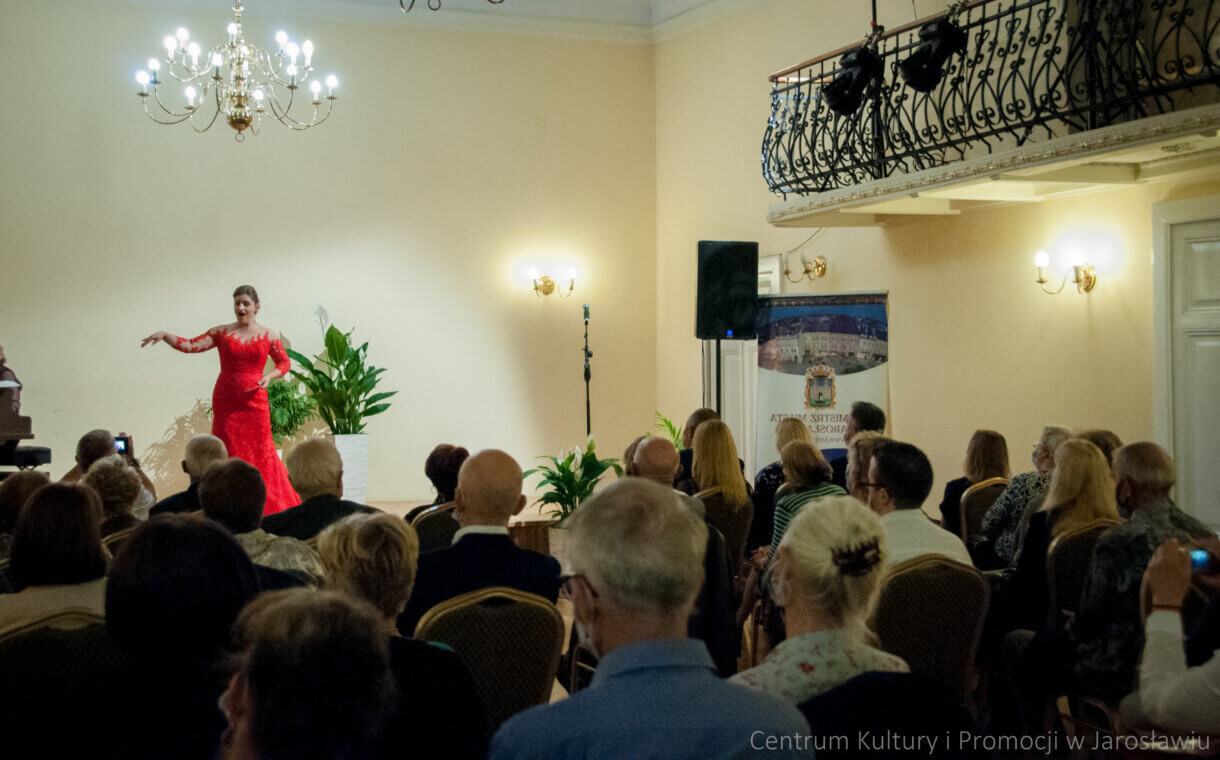 artystka na scenie podczas wystepu