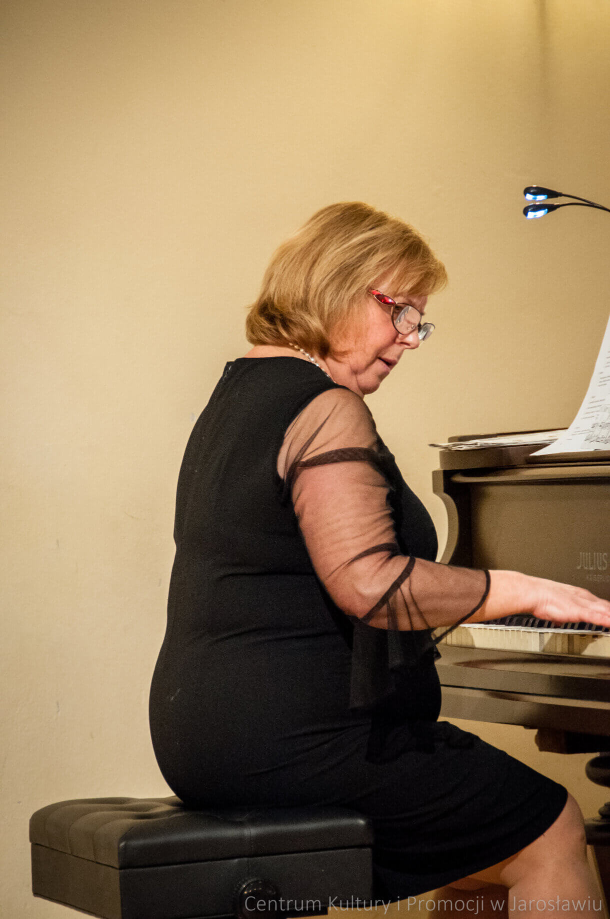 pianistka podczas gry w trakcie występu