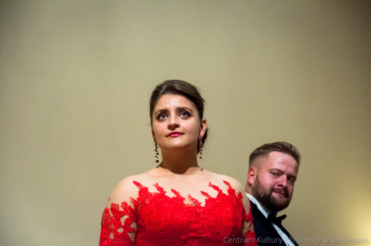 artyści na scenie podczas występu