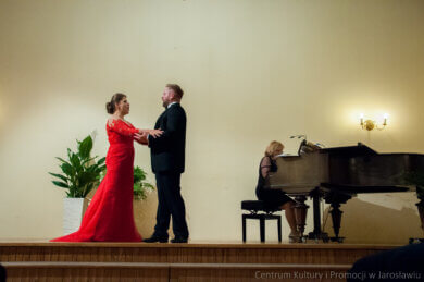 Magiczne otwarcie sezonu artyści na scenie podczas występu