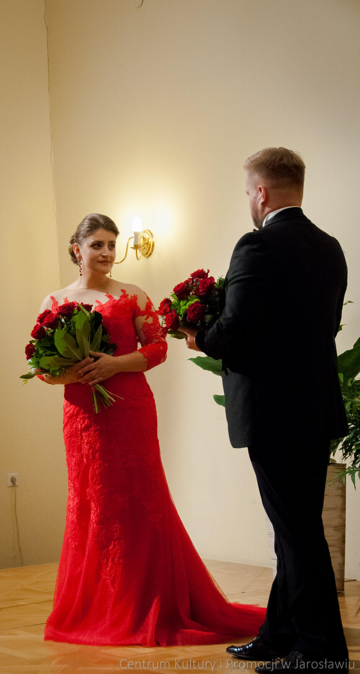 artyści na scenie podczas występu z kwiatami