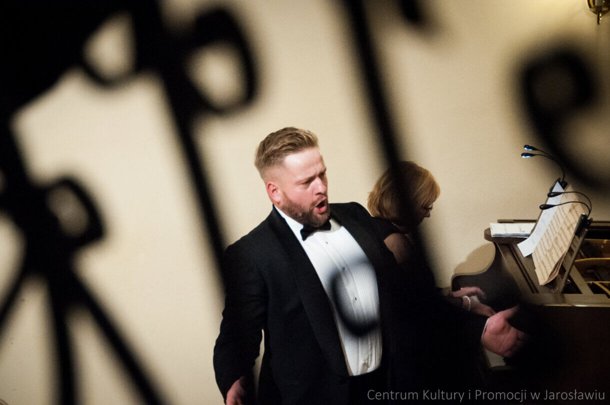 tenor podczas występu na scenie