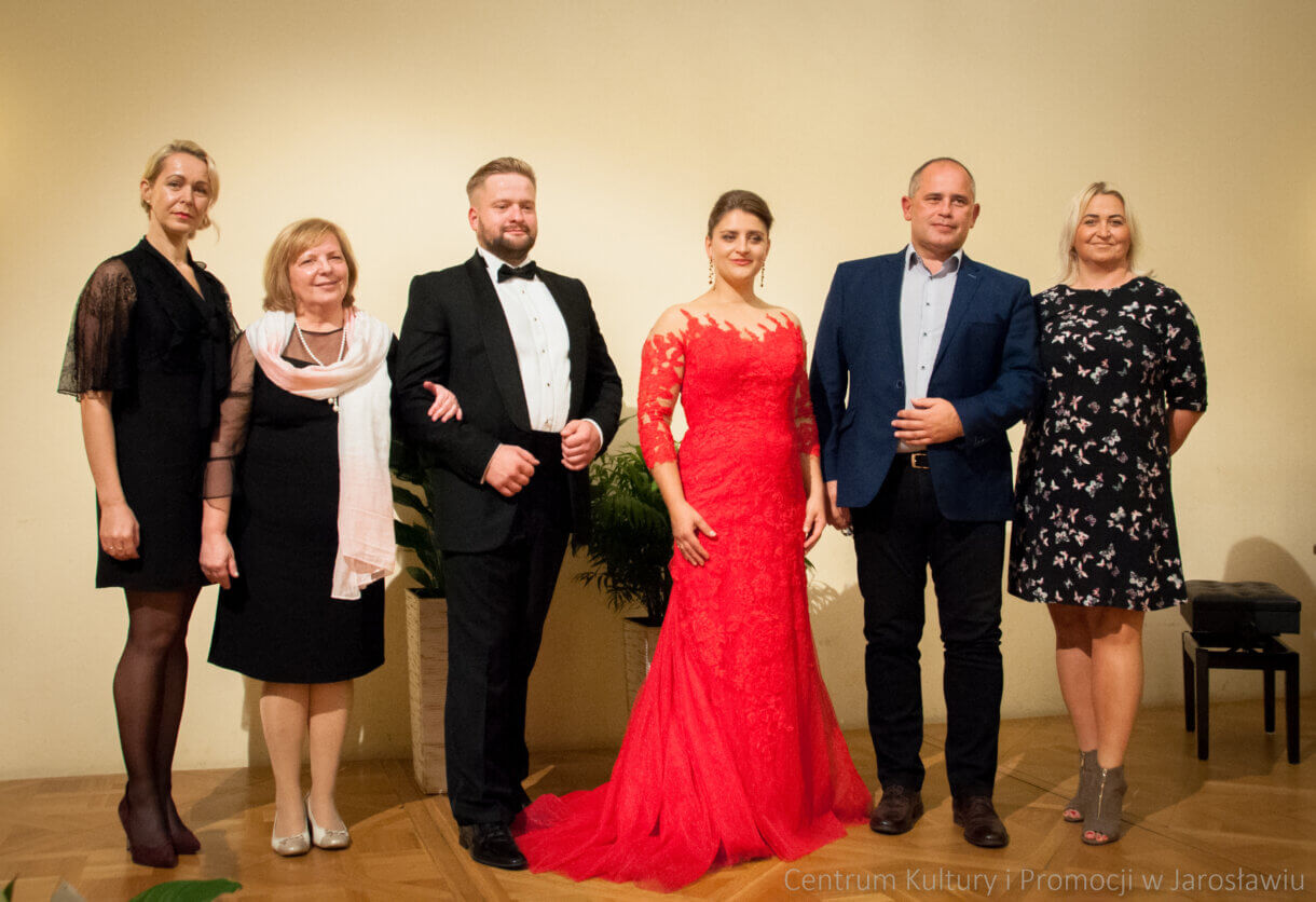 artyści podczas pamiątkowego zdjęcia z dyrektorem CKiP w Jarosławiu