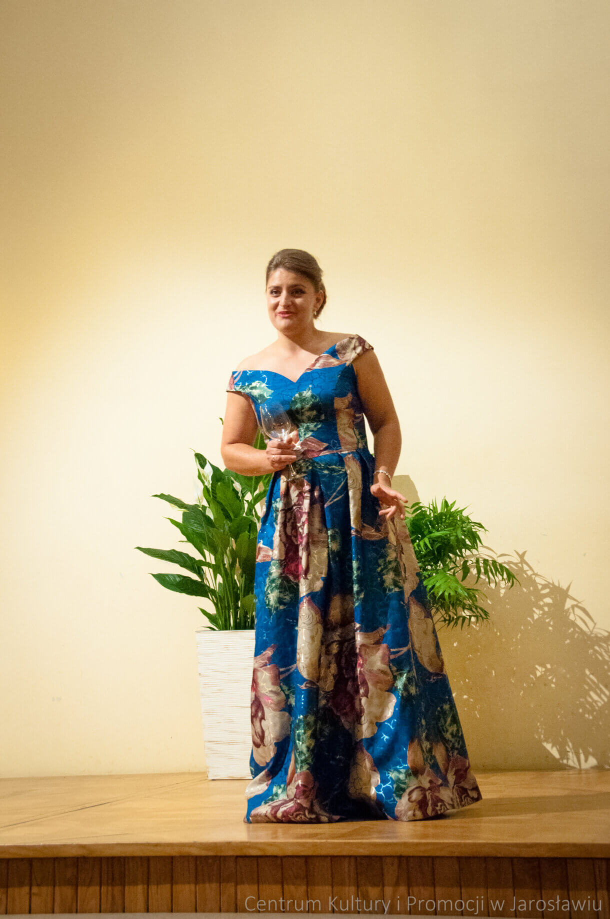 sopranistka na scenie podczas wystepu