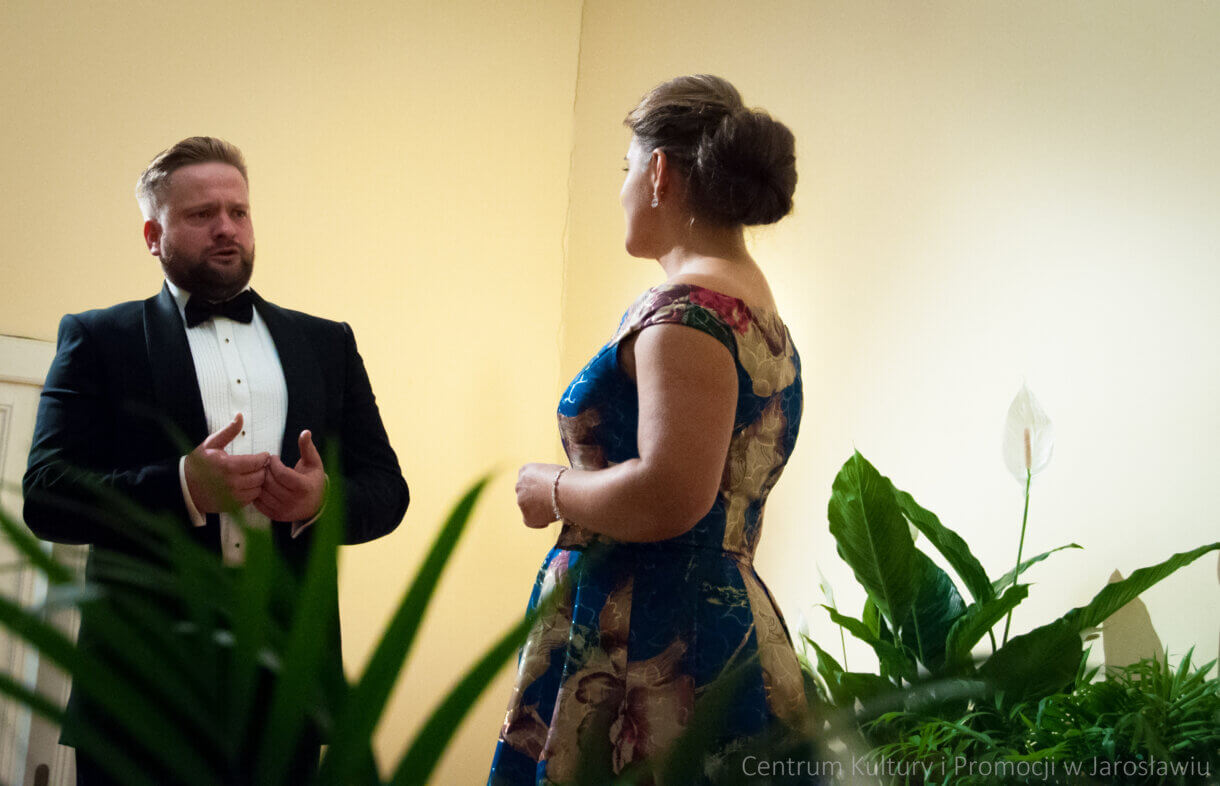 artyści na scenie podczas występu