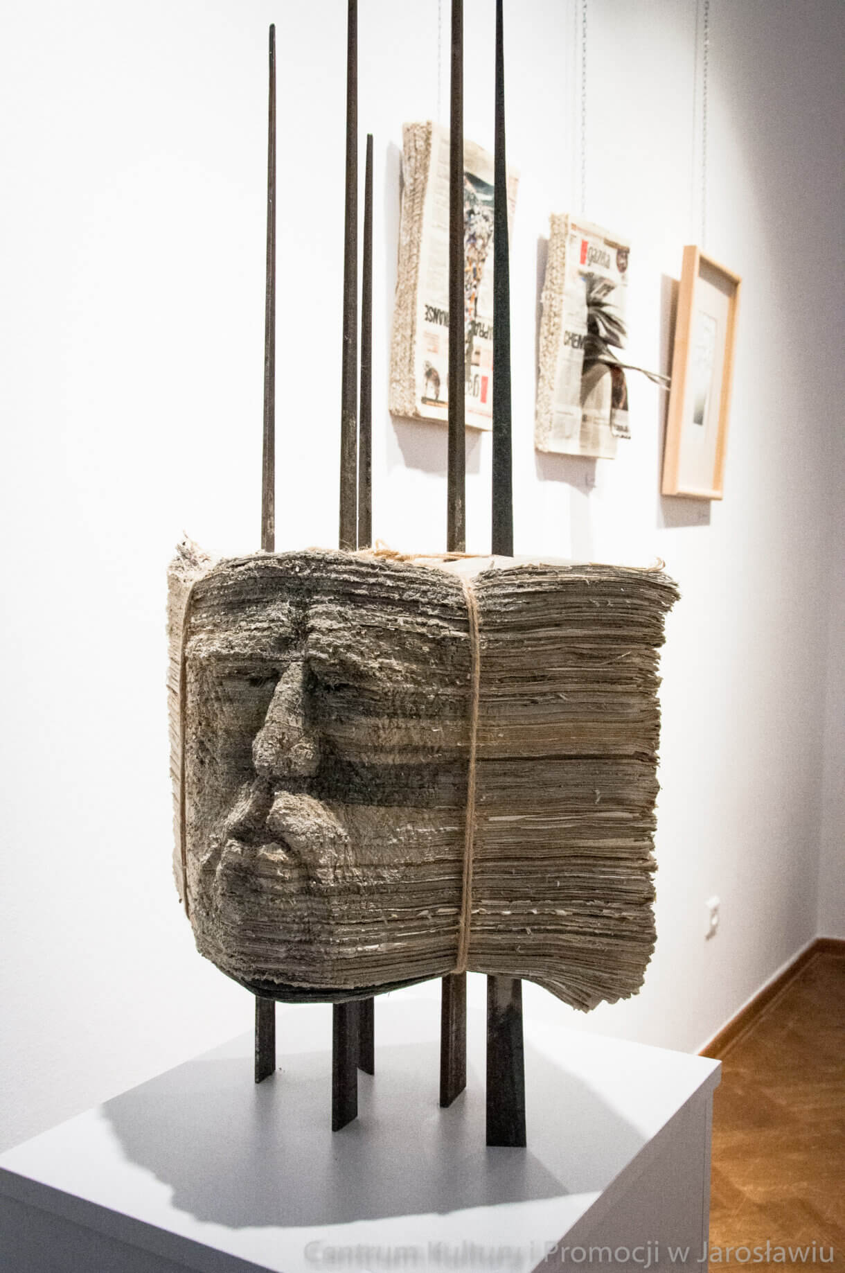 rzeźba, gazeta z wyciętą twarzą mężczyzny