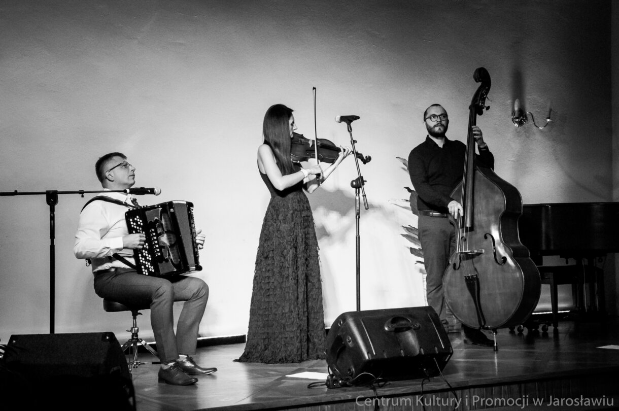 zespół Klezmorim Trio na secinie, akordeonista, skrzypaczka i kontrabasita
