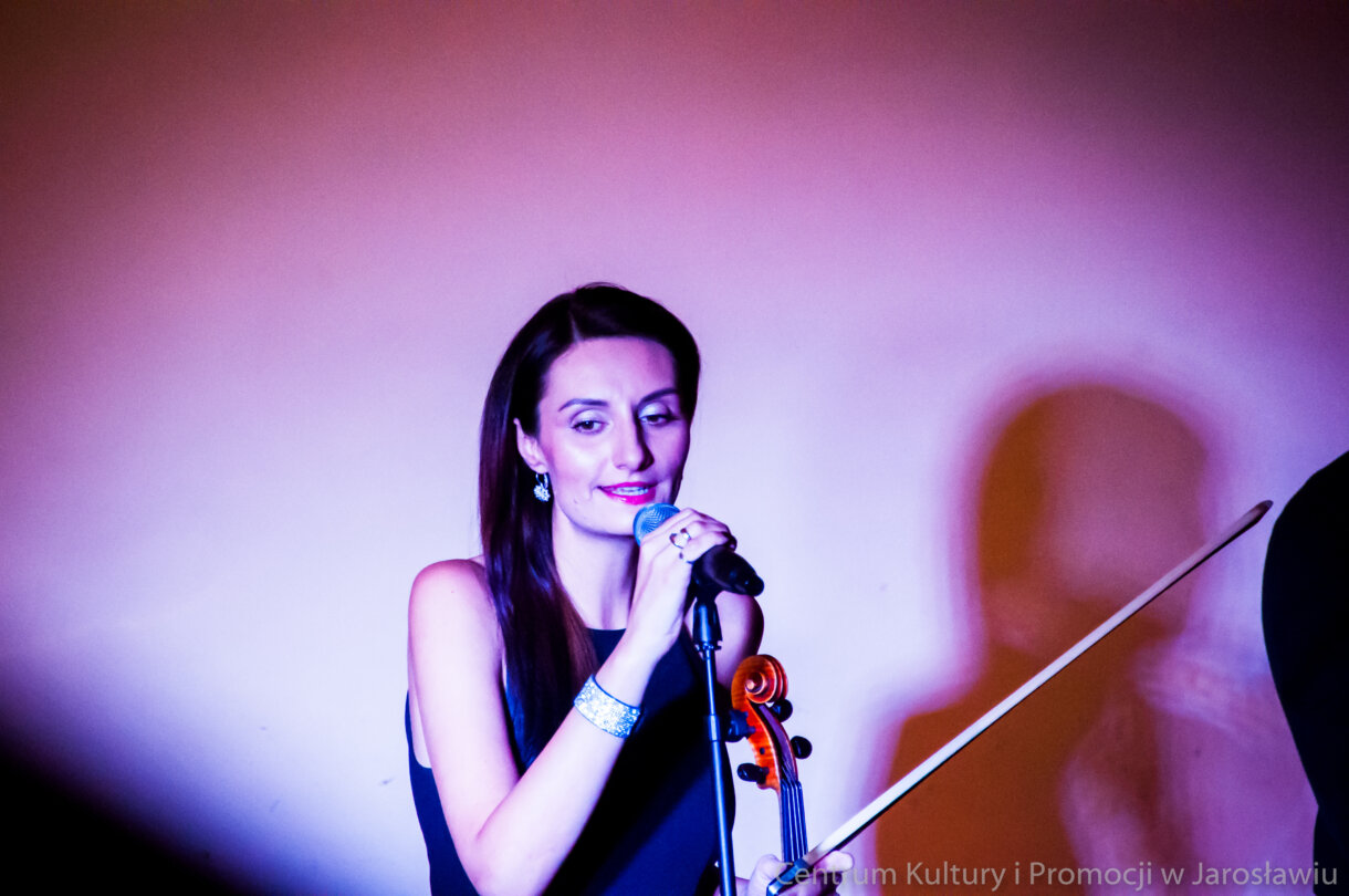 wokalistka podczas występu na scenie