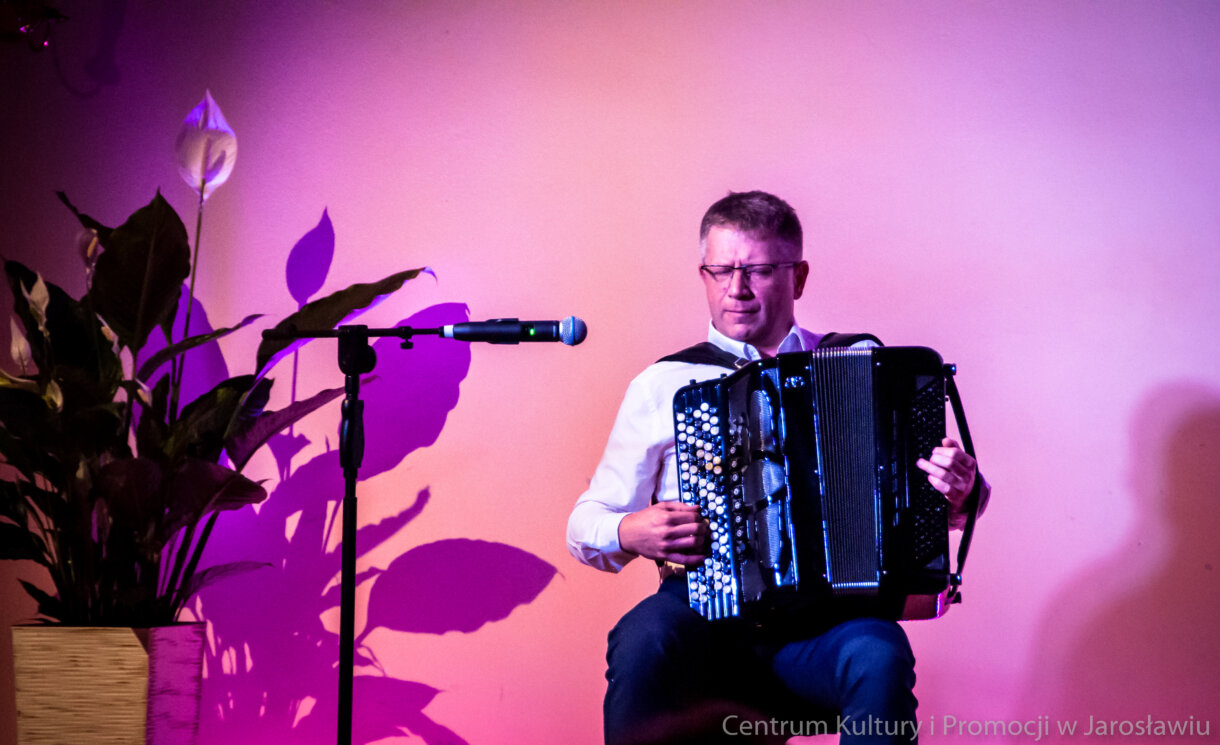 akordeonista podczas występu