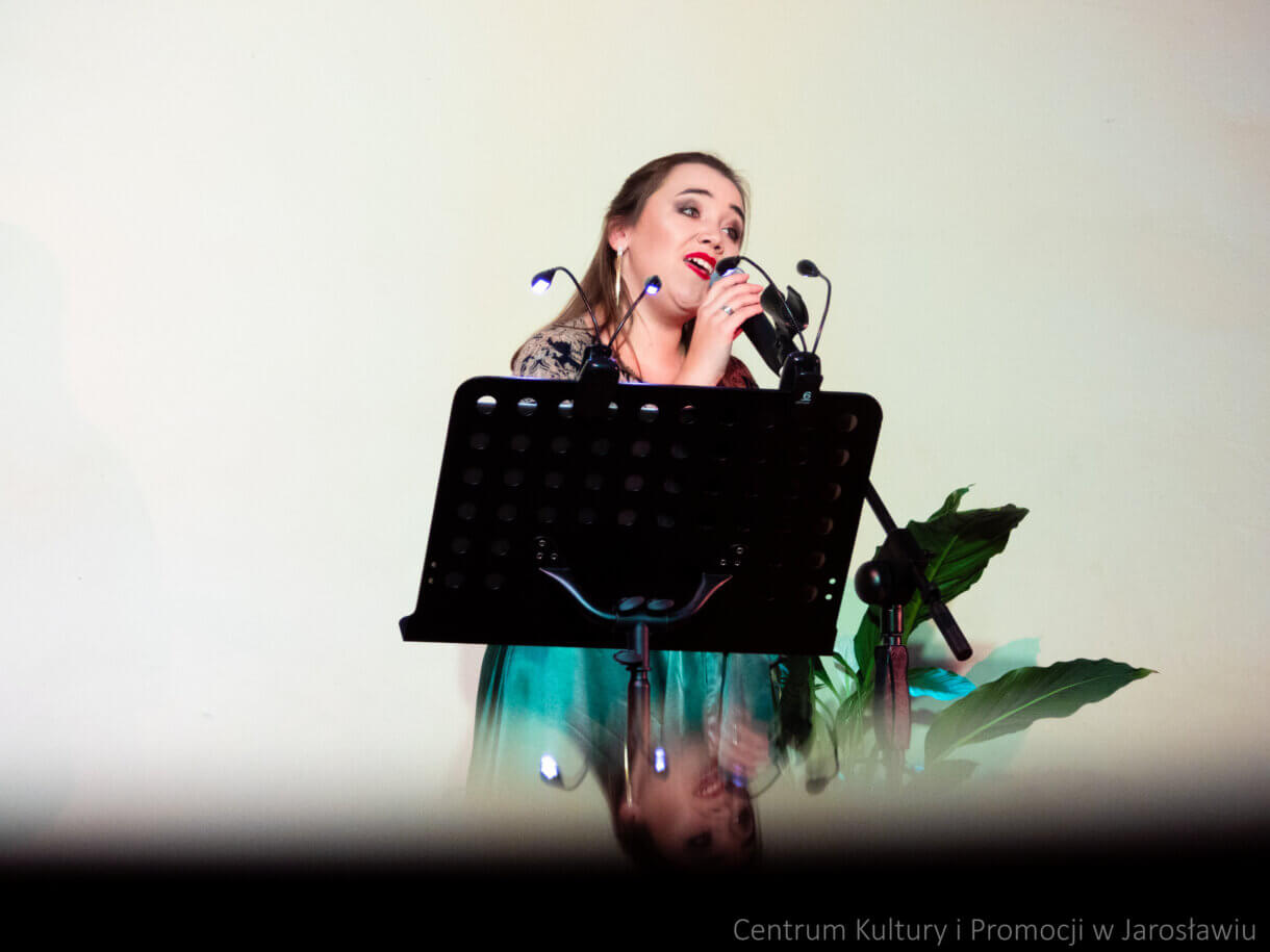 Dagmara Moskwa podczas koncertu - zbliżenie