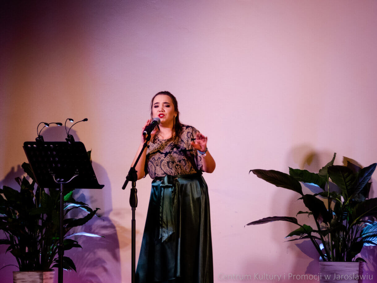 Wokalistka podczas koncertu