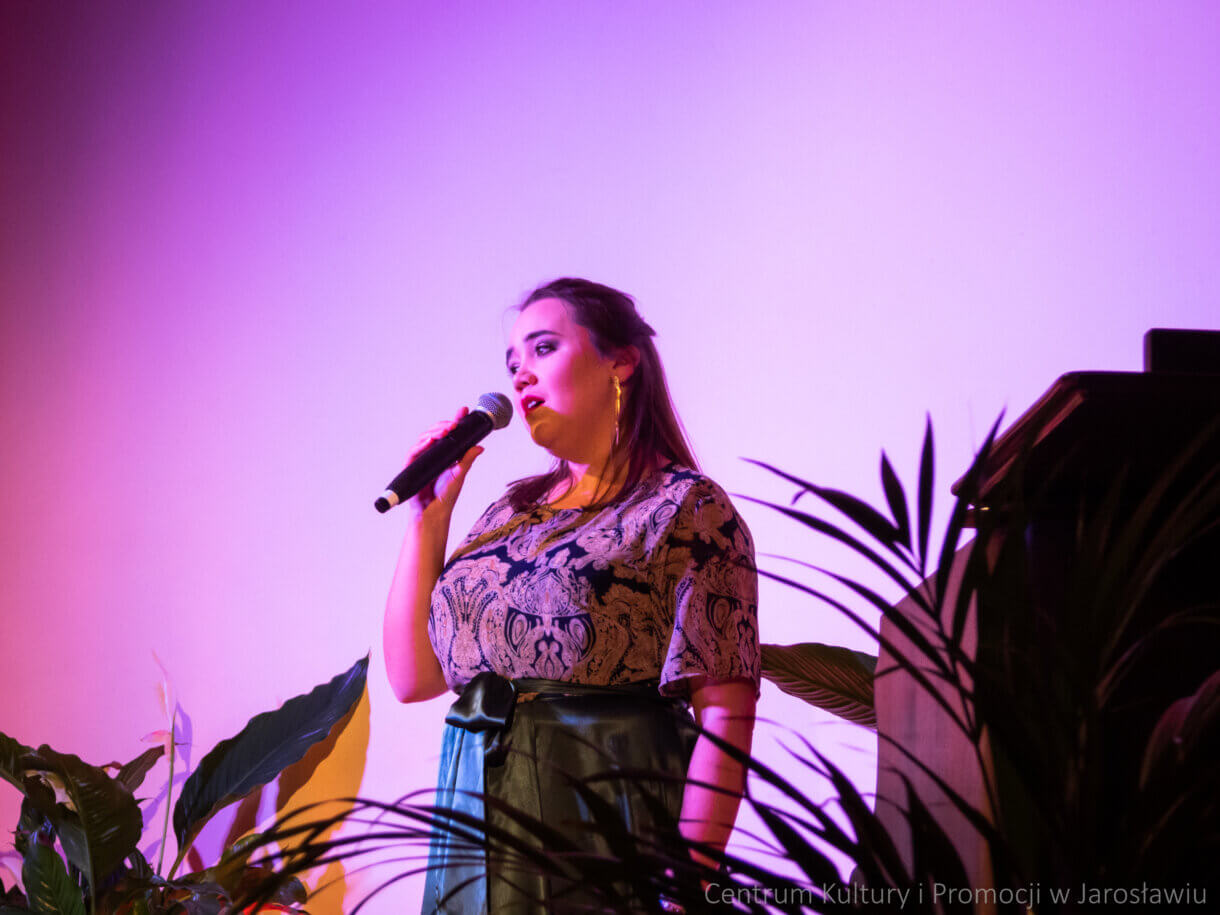 Dagmara Moskwa podczas koncertu - zbliżenie