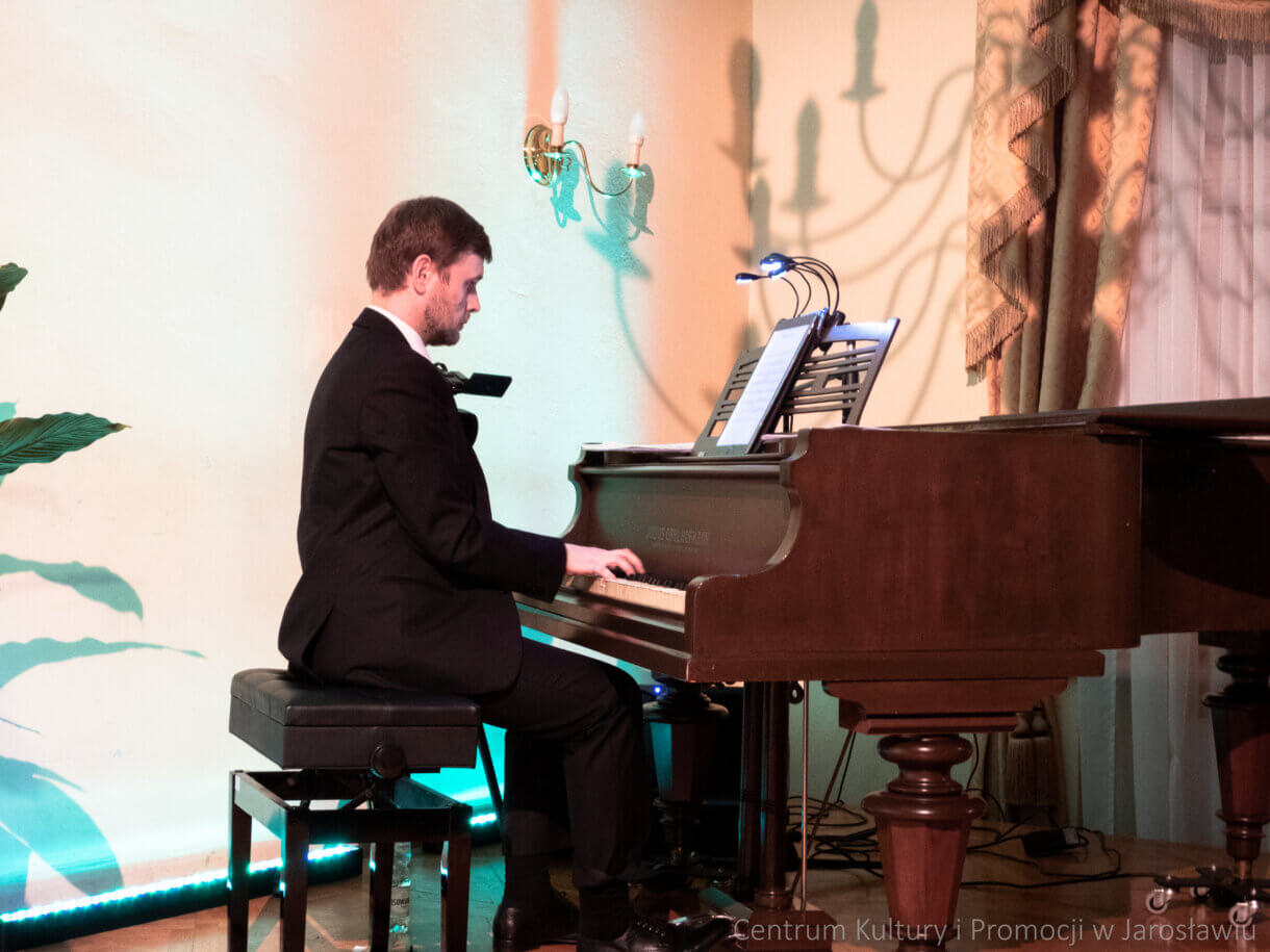 pianista gra na fortepianie podczas koncertu