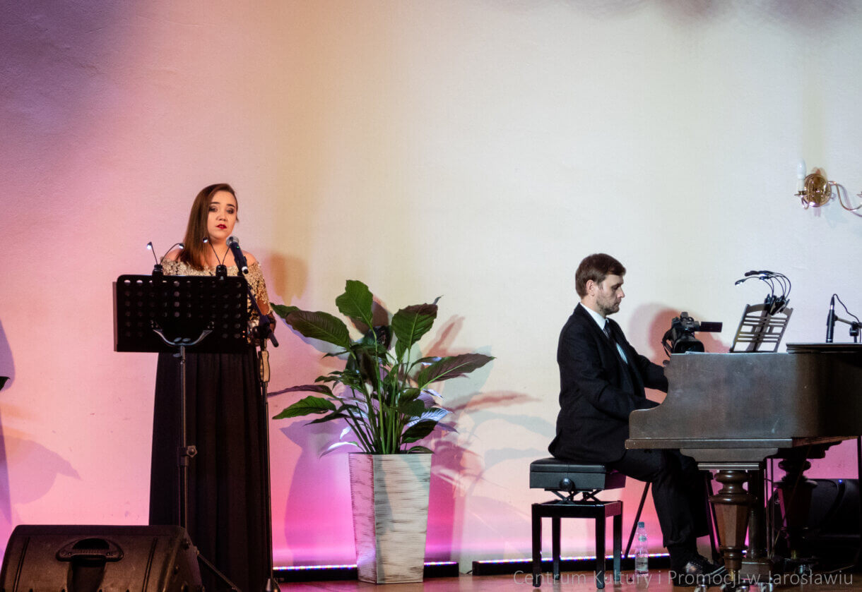 wokalistka i pianista na scenie podczas koncertu