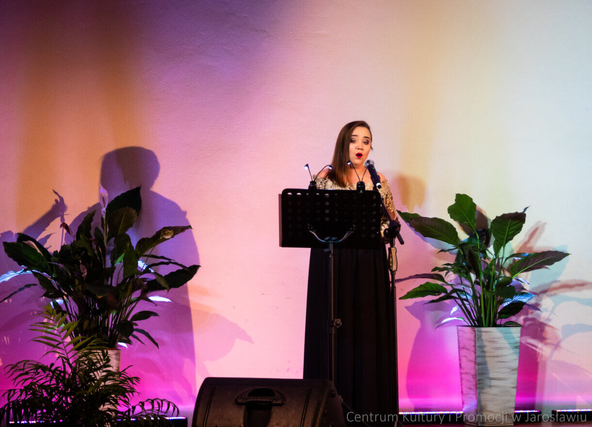 wokalistka na scenie podczas koncertu