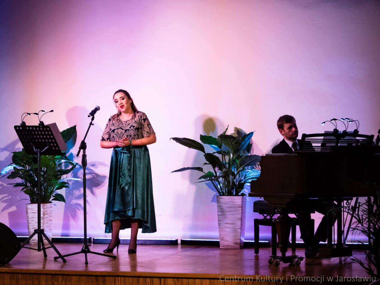 wokalistka na scenie podczas koncertu obok pianista gra na fortepianie
