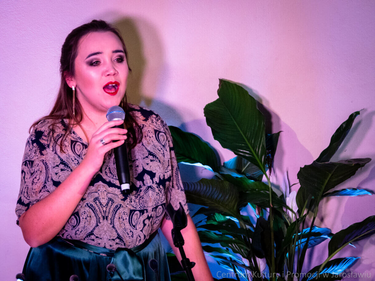 Dagmara Moskwa podczas koncertu - zbliżenie