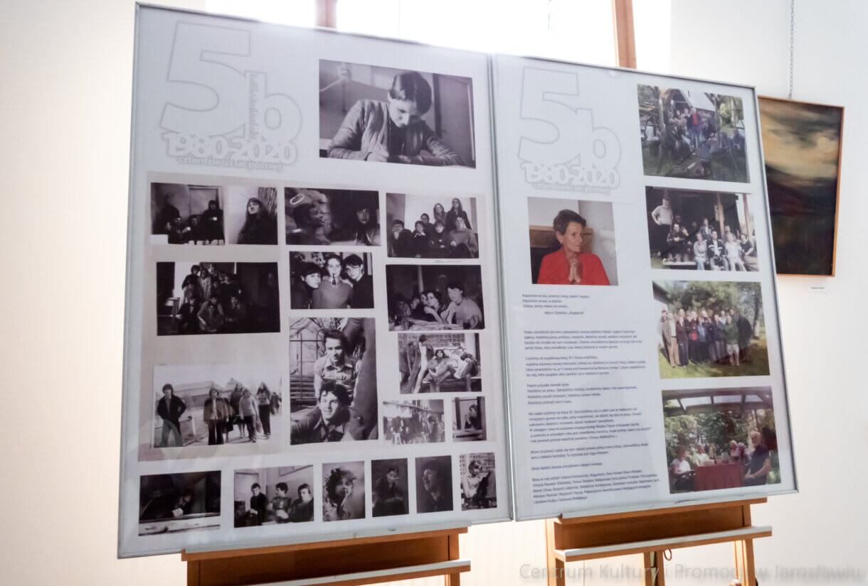 tablica pamiątkowa ze zdjęciami uczniów z lat szkolnych