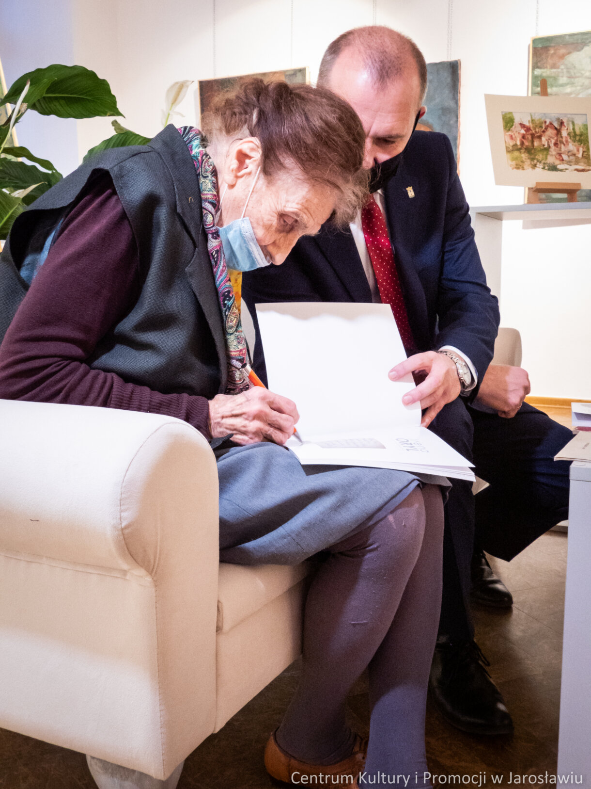 Irena Oryl podpisuje katalog obok Dariusz Tracz