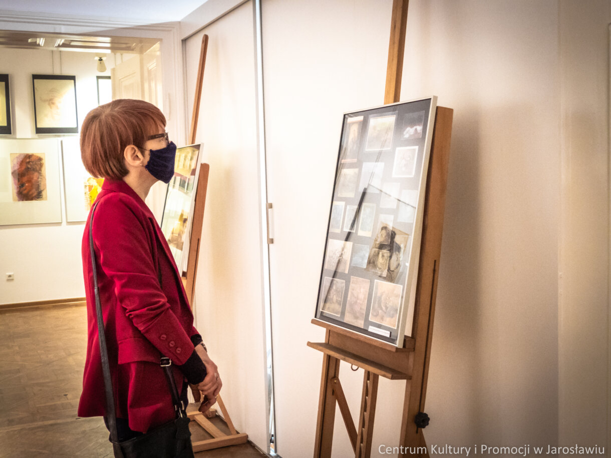 Dyrektor ZSP ogląda wystawę