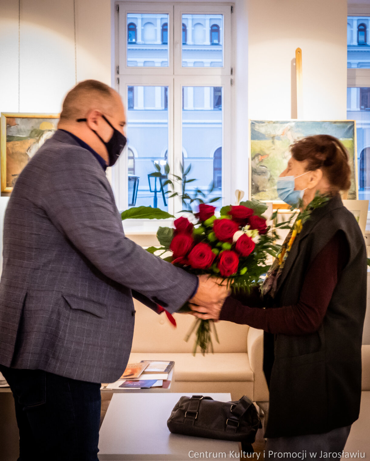 Dyrektor Centrum Kultury i Promocji wręcza kwiaty Irenie Oryl